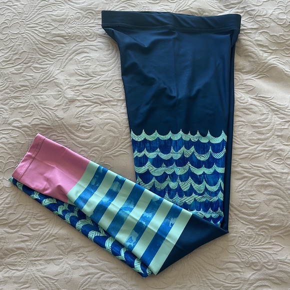 🧜🏼♀️Fun Ocean Mirmaid leggings. Size M🧜🏼♀️ - Picture 4 of 4